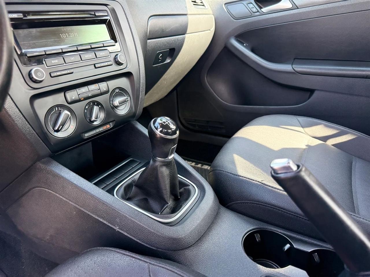 Volkswagen Jetta Sedan 4dr Manual SE PZEV 2012