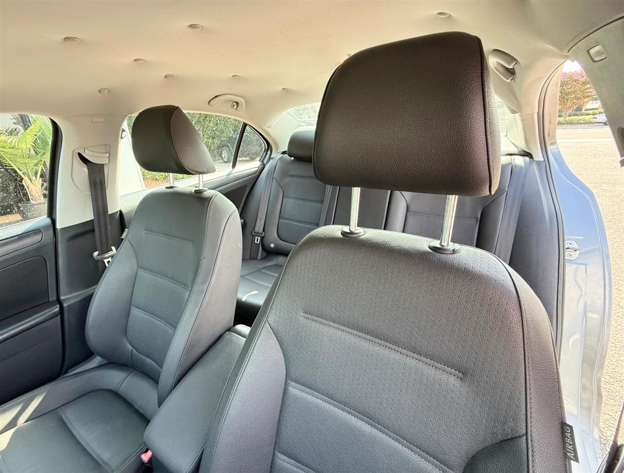 Volkswagen Jetta Sedan 4dr Manual SE PZEV 2012