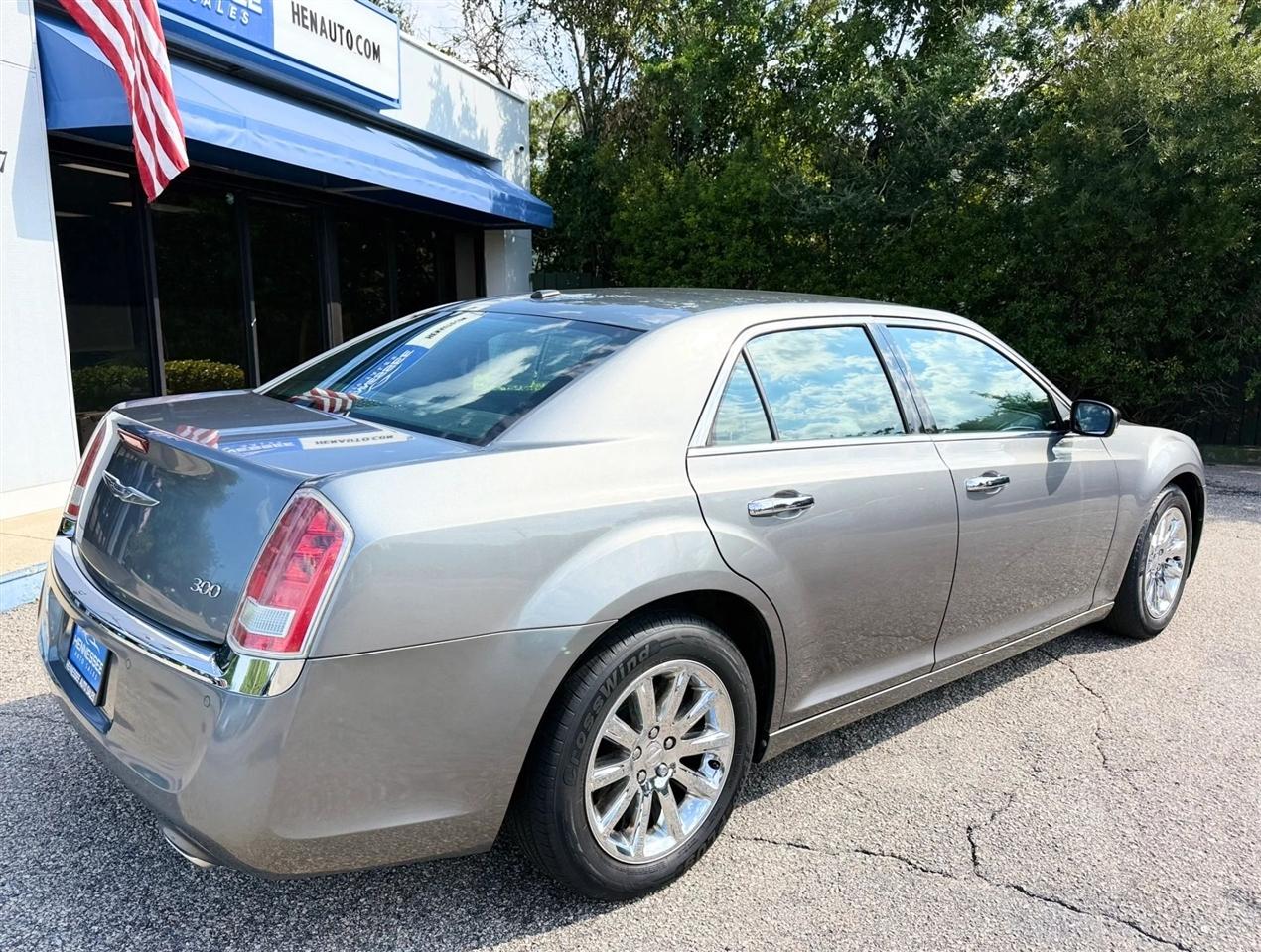 Chrysler 300 4dr Sdn Limited RWD 2011