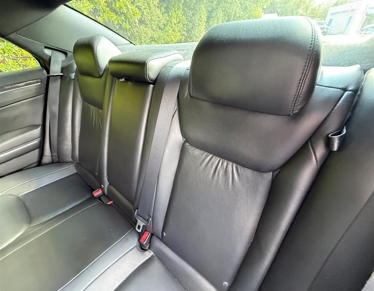 Chrysler 300 4dr Sdn Limited RWD 2011