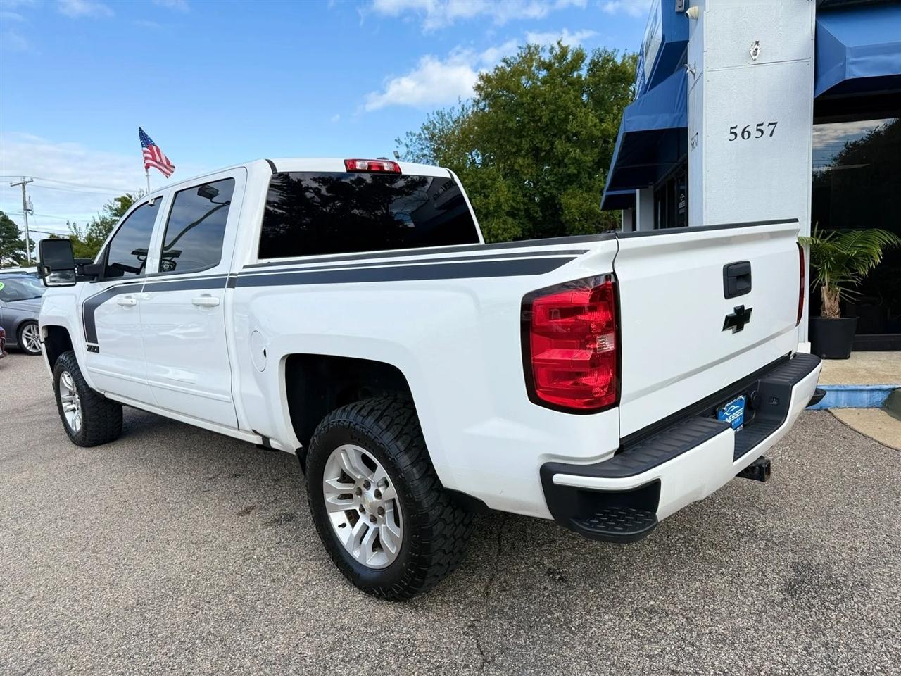 Chevrolet Silverado 1500 4WD Crew Cab 143.5" LT w/2LT 2017