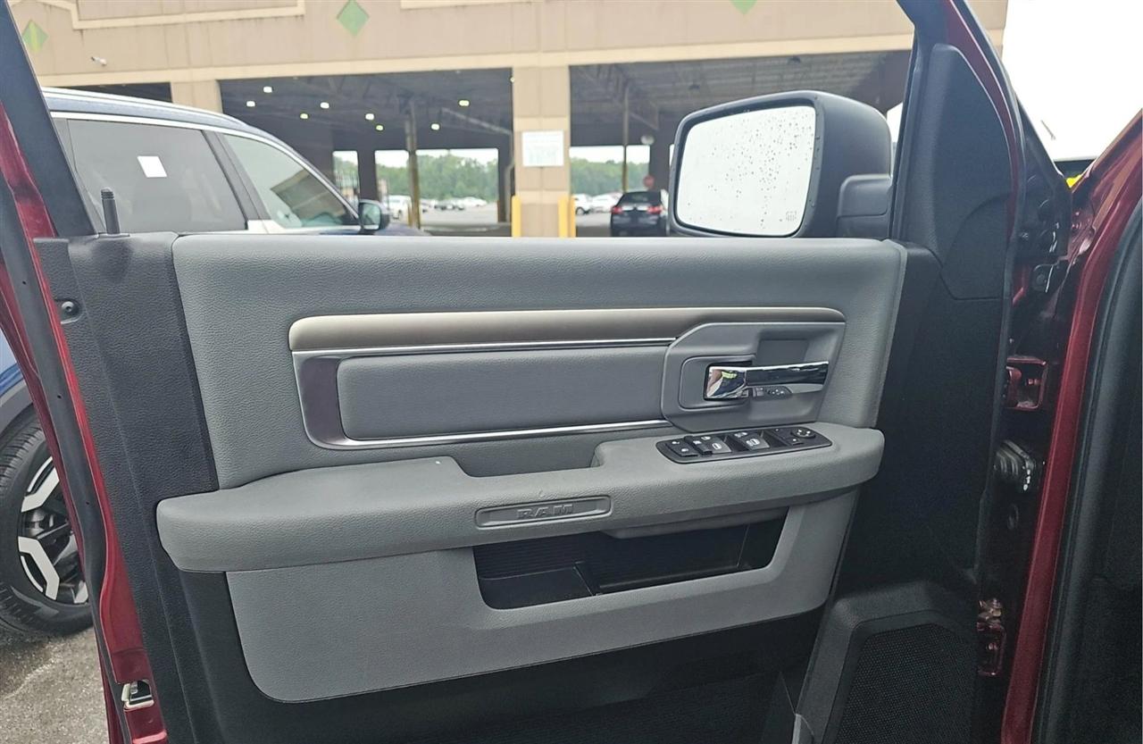 RAM 1500 Classic Warlock 4x4 Crew Cab 5'7" Box 2019
