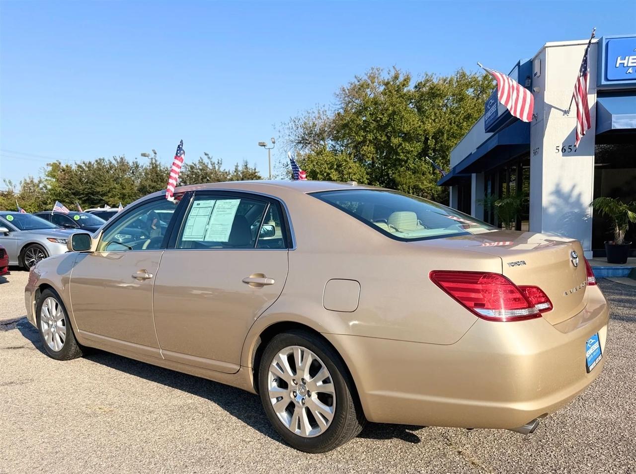 Toyota Avalon 4dr Sdn Limited (Natl) 2010