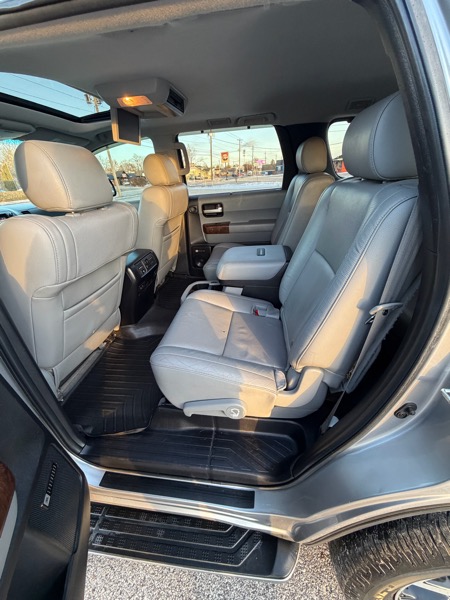 Toyota Sequoia Plantium 4WD FFV 2010