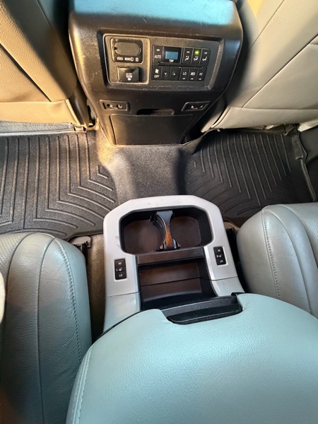 Toyota Sequoia Plantium 4WD FFV 2010