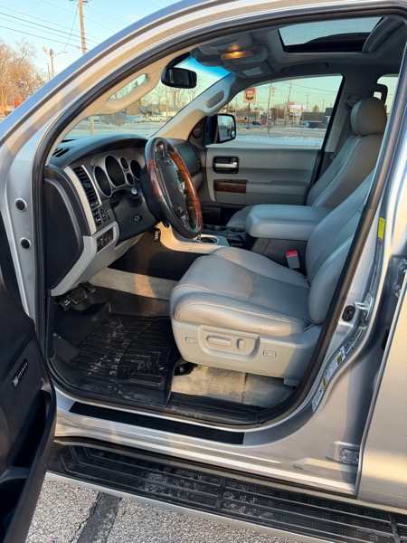 Toyota Sequoia Plantium 4WD FFV 2010