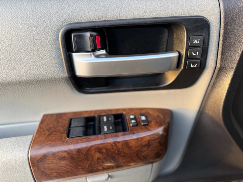 Toyota Sequoia Plantium 4WD FFV 2010