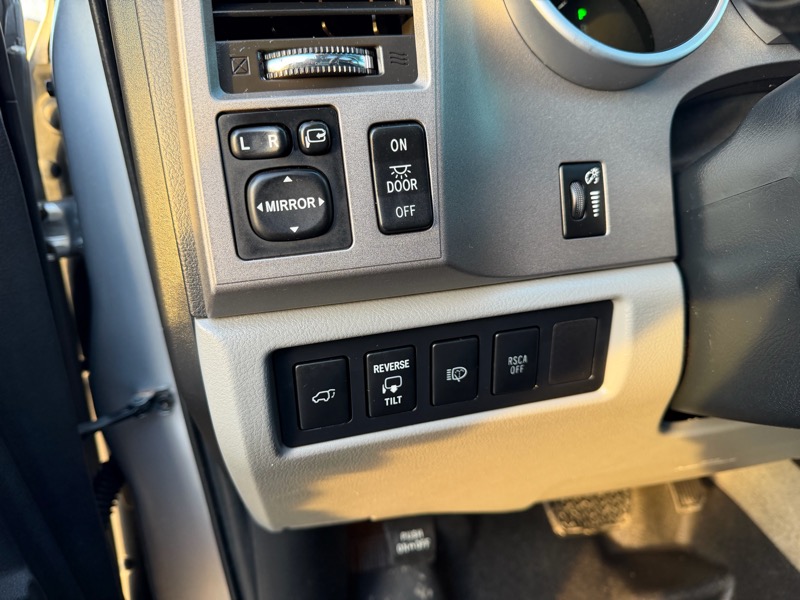 Toyota Sequoia Plantium 4WD FFV 2010