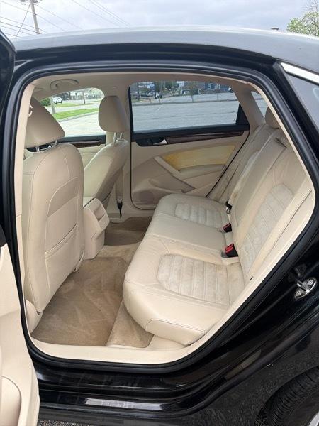 Volkswagen Passat 3.6L V6 SEL2 2012