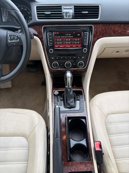 Volkswagen Passat 3.6L V6 SEL2 2012