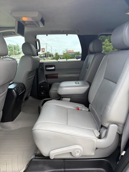 Toyota Sequoia Plantium 4WD FFV 2011