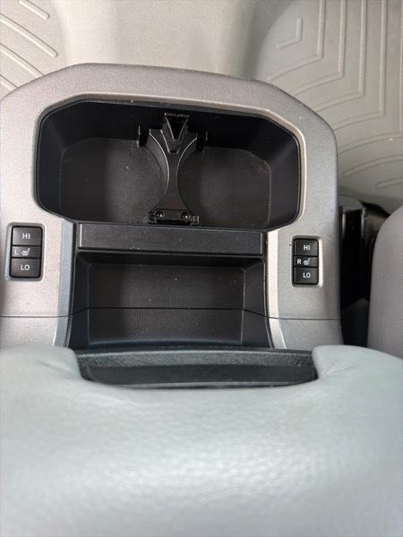 Toyota Sequoia Plantium 4WD FFV 2011
