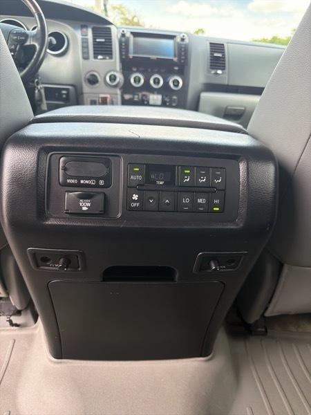 Toyota Sequoia Plantium 4WD FFV 2011