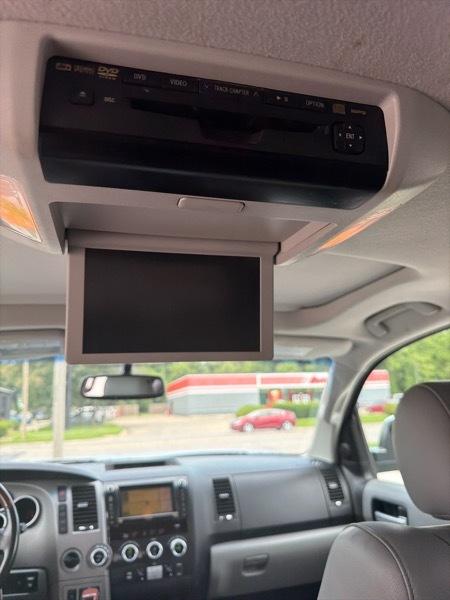 Toyota Sequoia Plantium 4WD FFV 2011