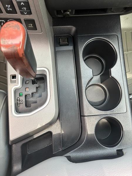 Toyota Sequoia Plantium 4WD FFV 2011
