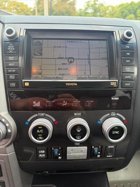 Toyota Sequoia Plantium 4WD FFV 2011
