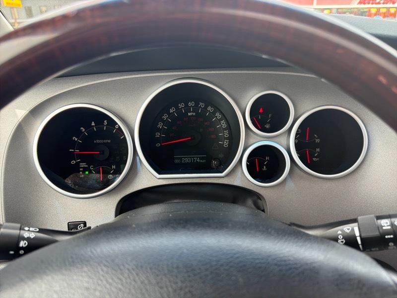 Toyota Sequoia Plantium 4WD FFV 2011