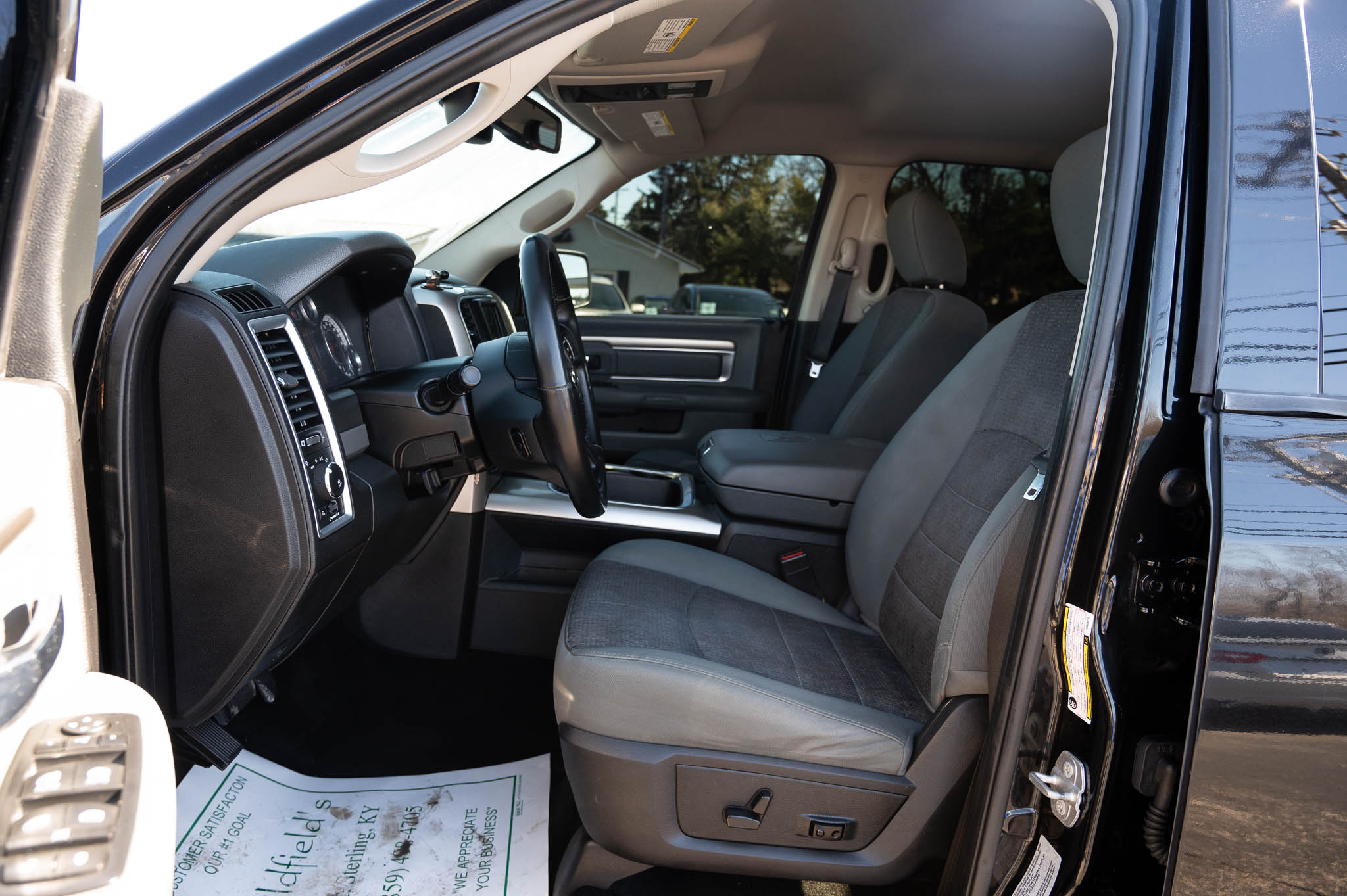 RAM 1500 SLT Crew Cab SWB 4WD 2016