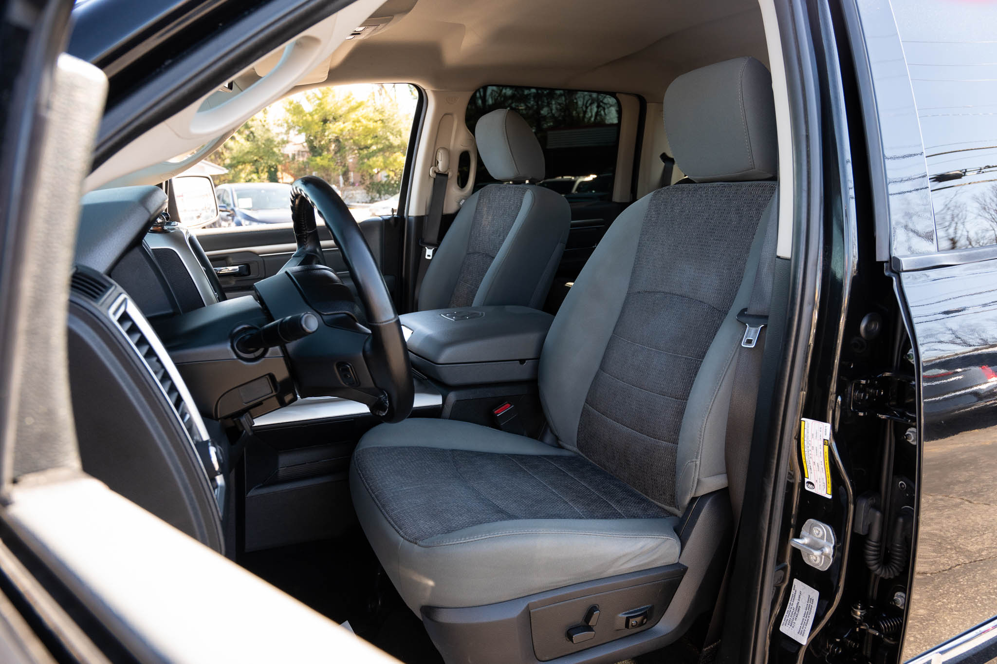 RAM 1500 SLT Crew Cab SWB 4WD 2016