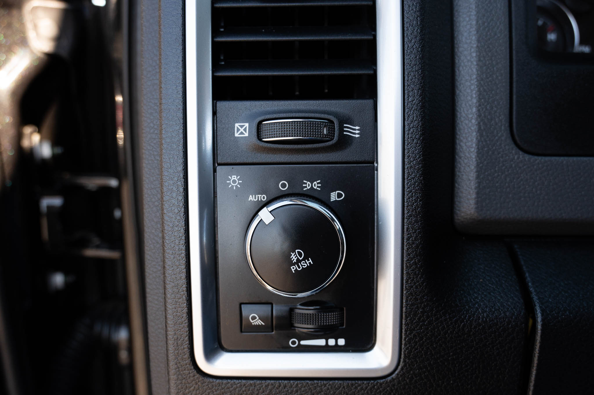 RAM 1500 SLT Crew Cab SWB 4WD 2016