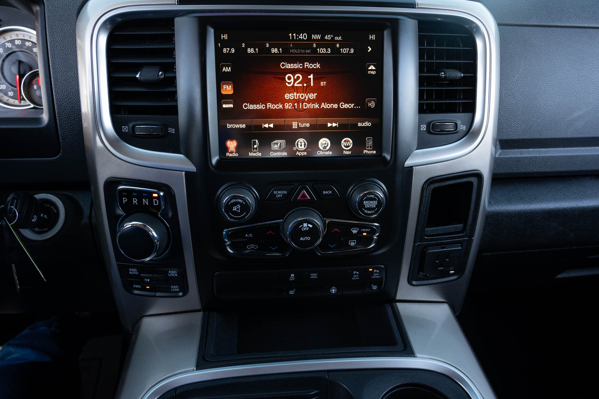 RAM 1500 SLT Crew Cab SWB 4WD 2016