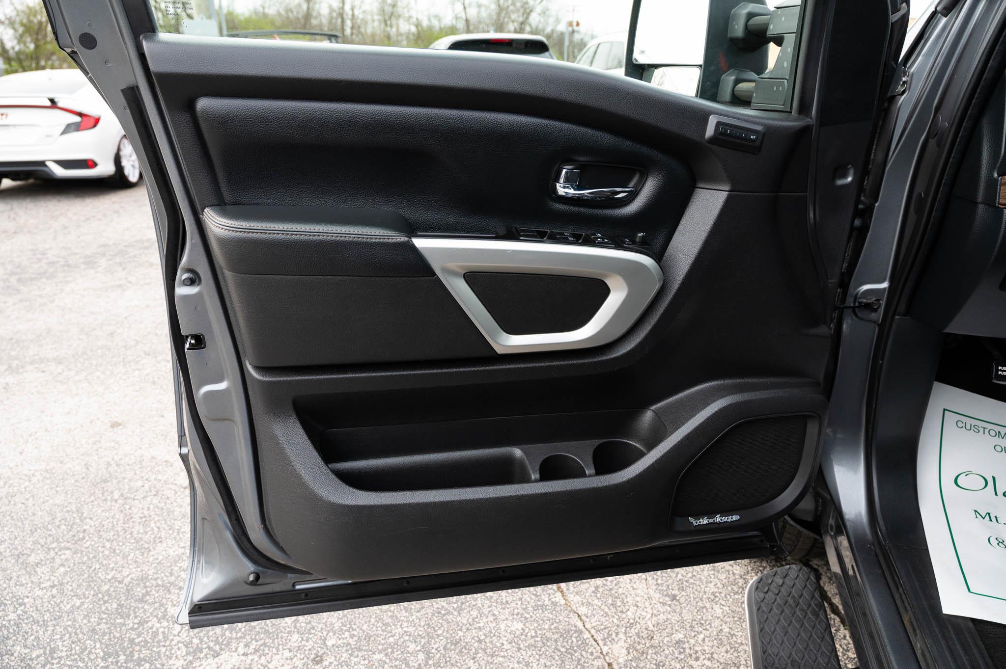 Nissan Titan SL Crew Cab 4WD 2017