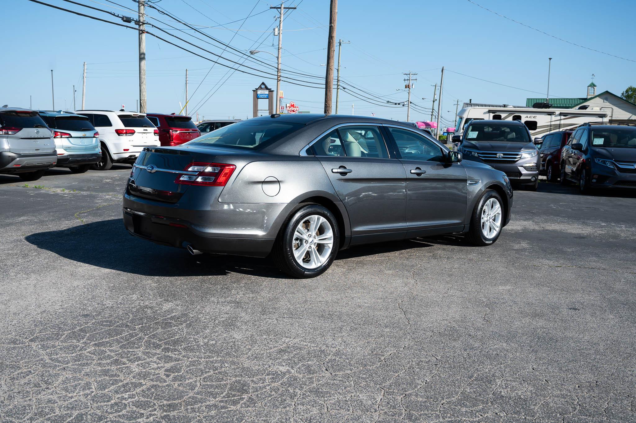 Ford Taurus SE FWD 2019
