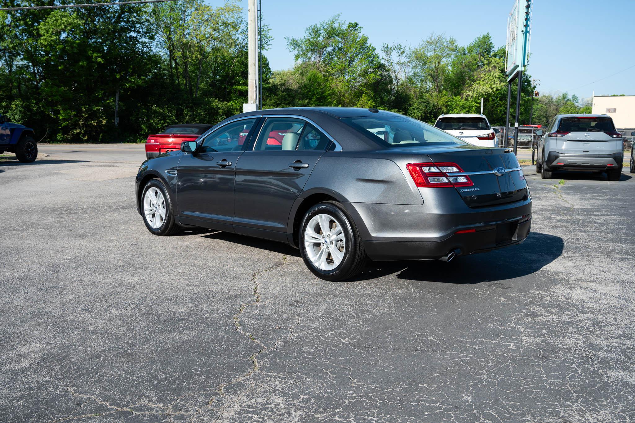 Ford Taurus SE FWD 2019