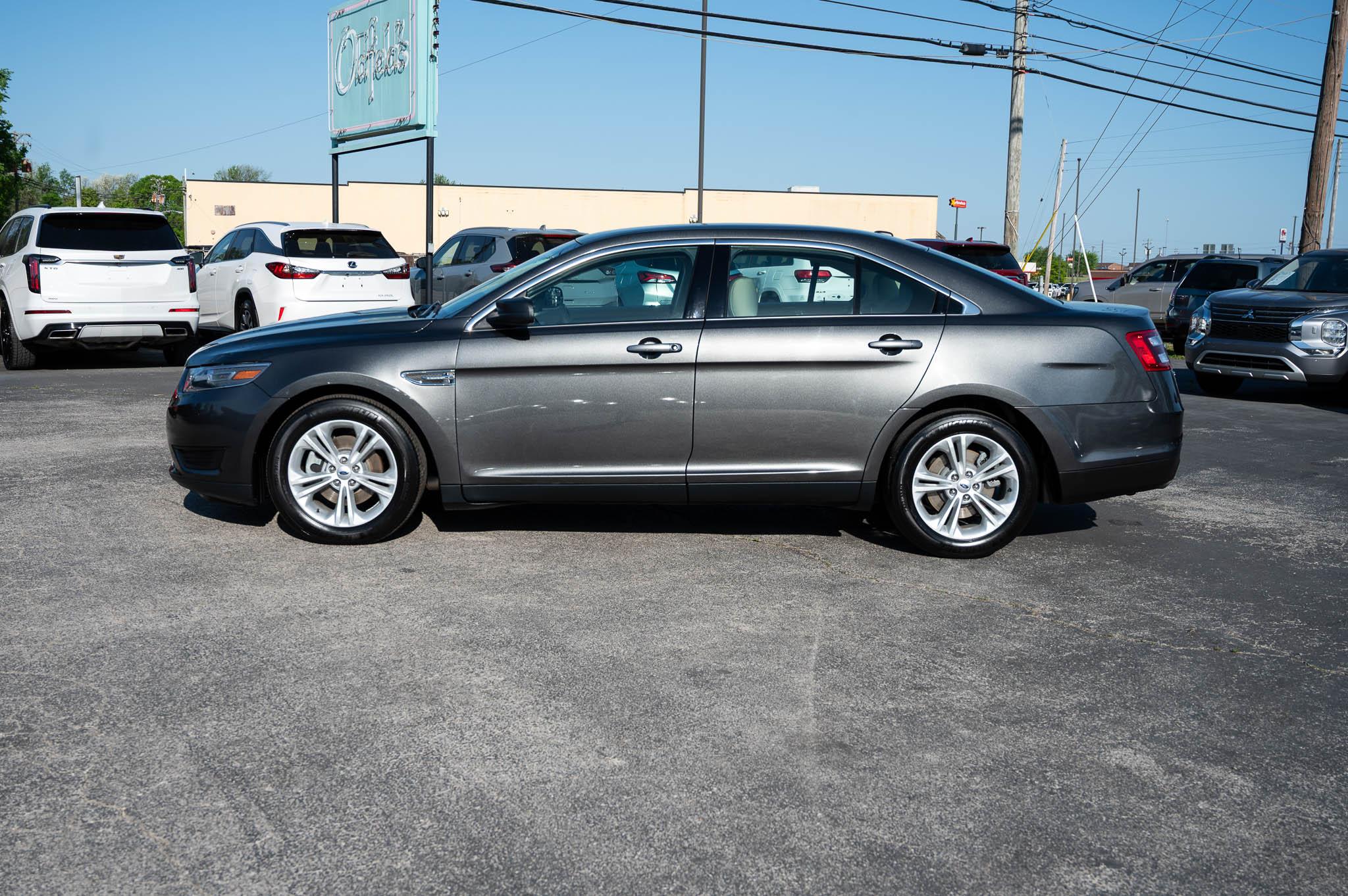 Ford Taurus SE FWD 2019