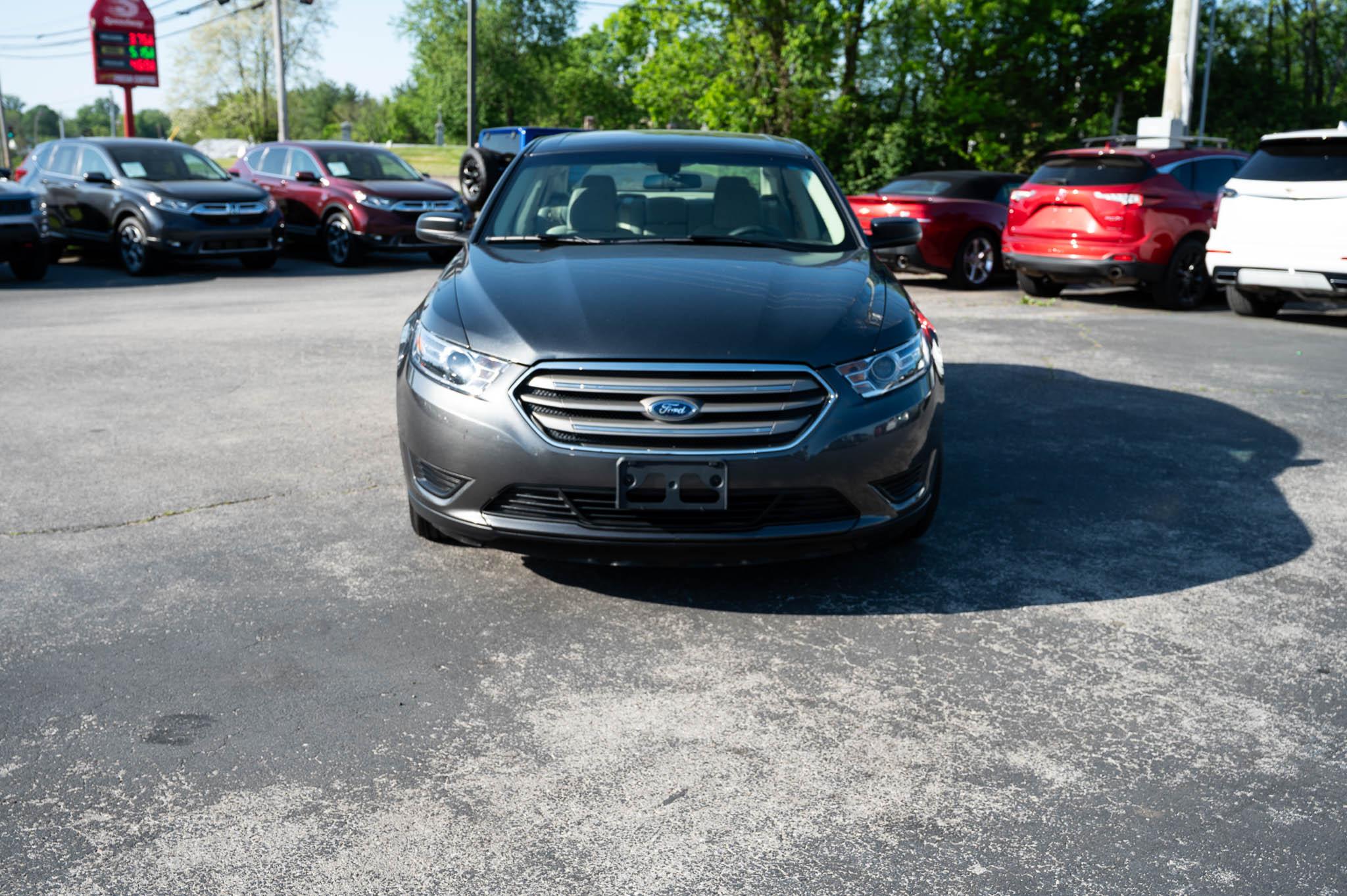 Ford Taurus SE FWD 2019