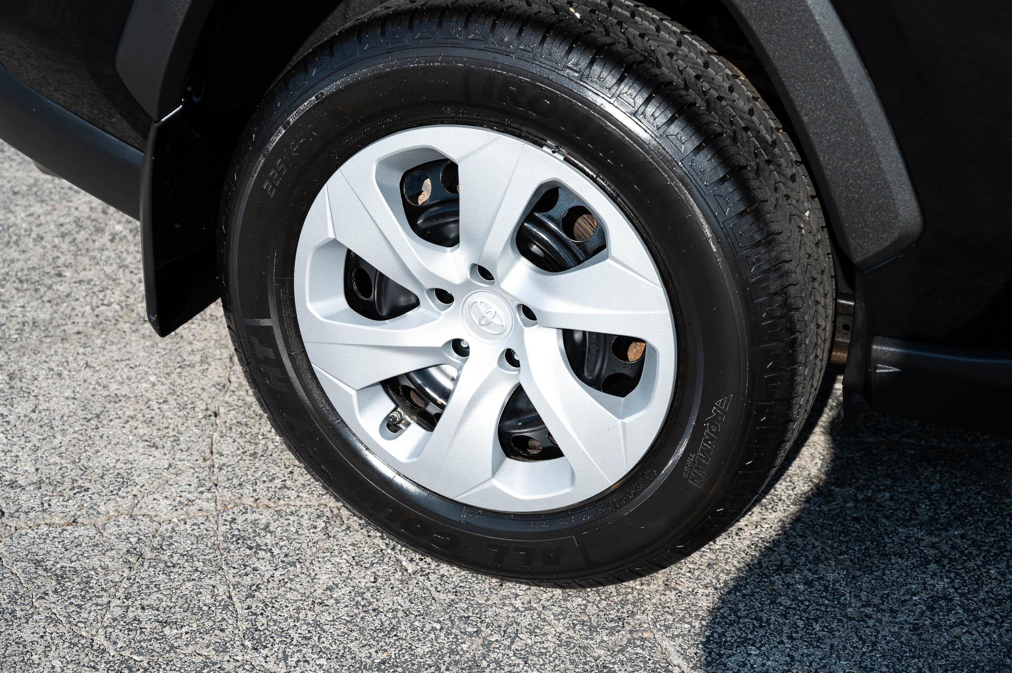 Toyota RAV4 LE AWD 2019