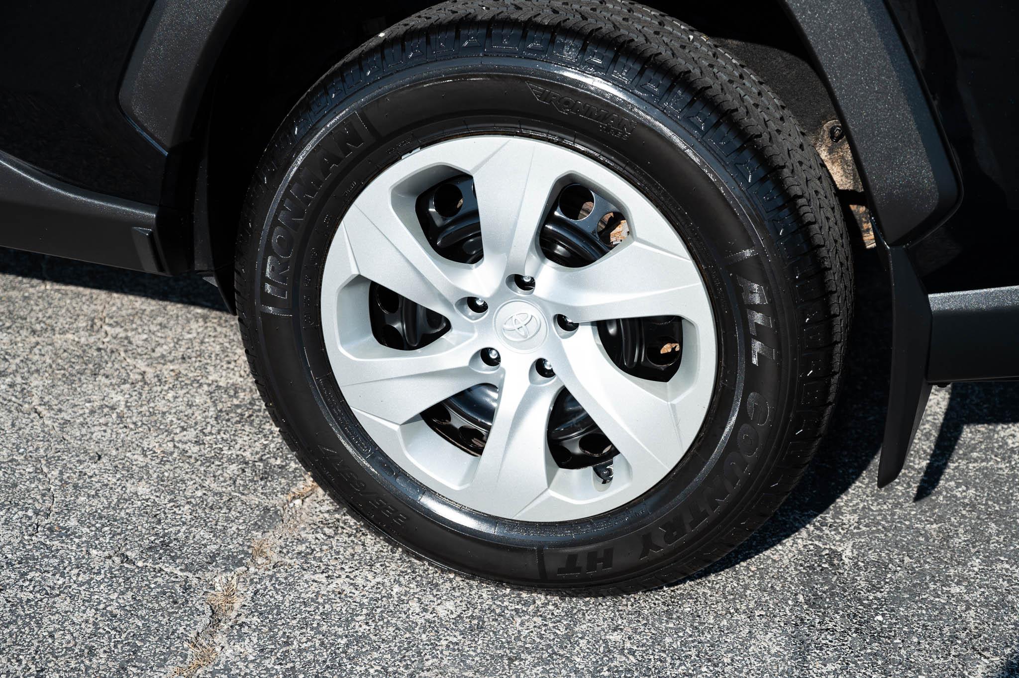 Toyota RAV4 LE AWD 2019