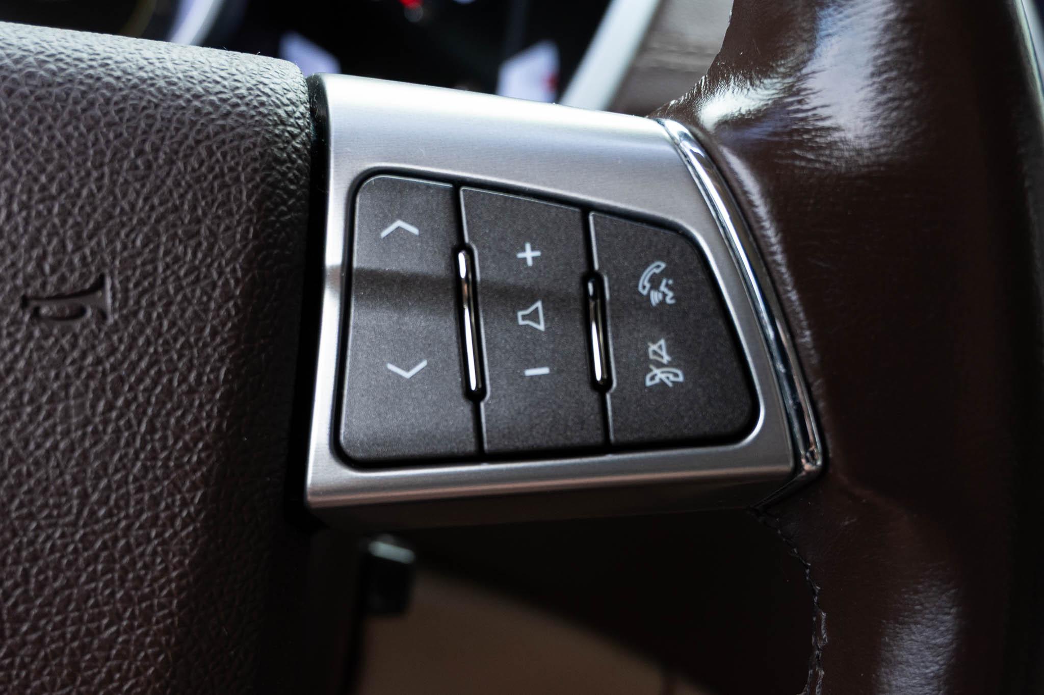 Cadillac SRX Luxury Collection 2011