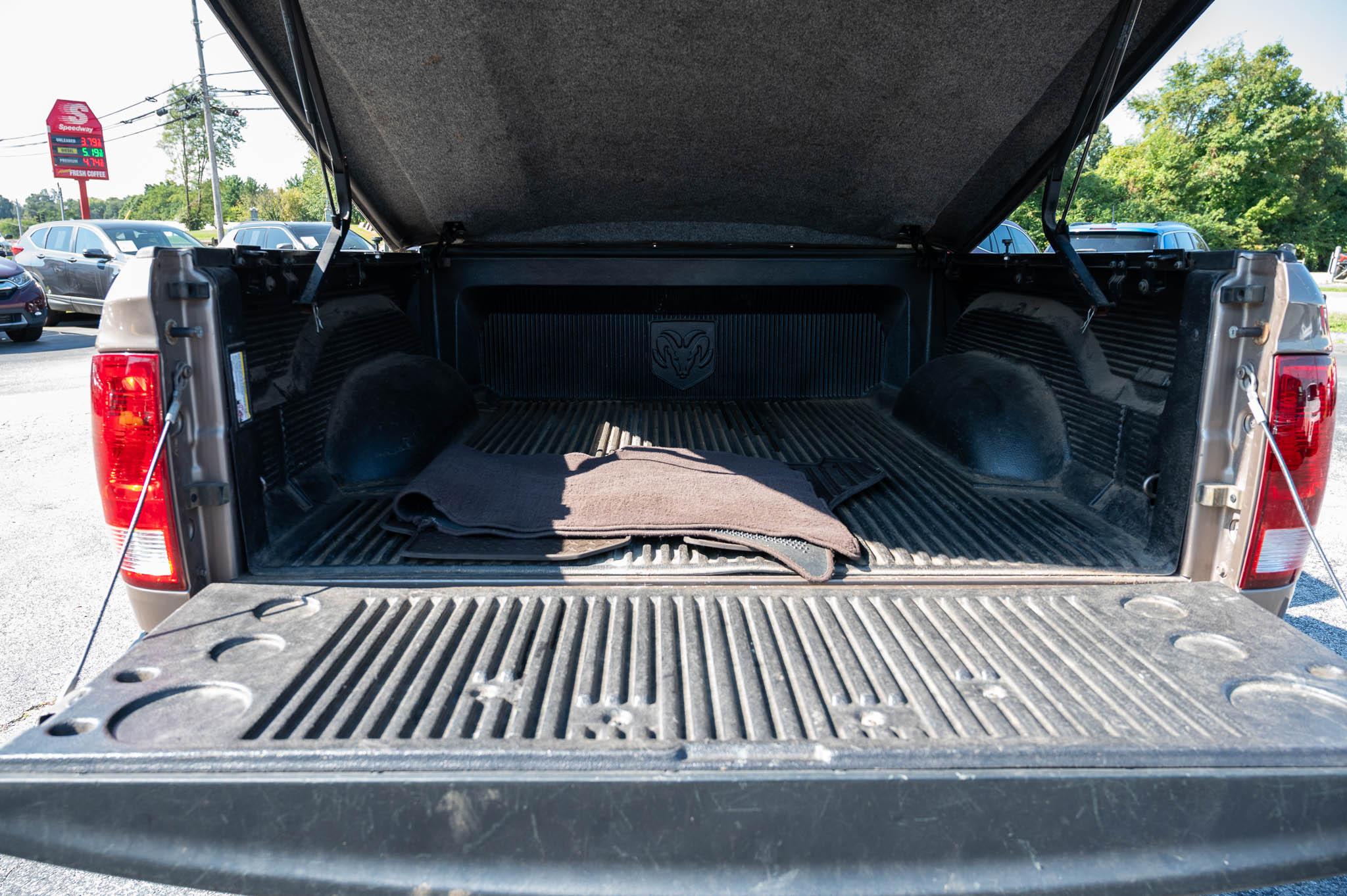 RAM 1500 4WD Crew Cab 149" Laramie 2010
