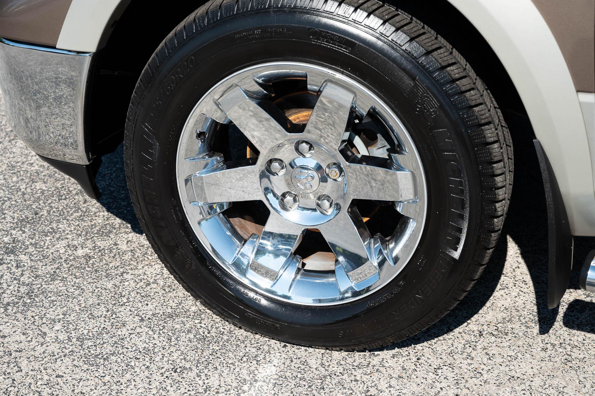 RAM 1500 4WD Crew Cab 149" Laramie 2010