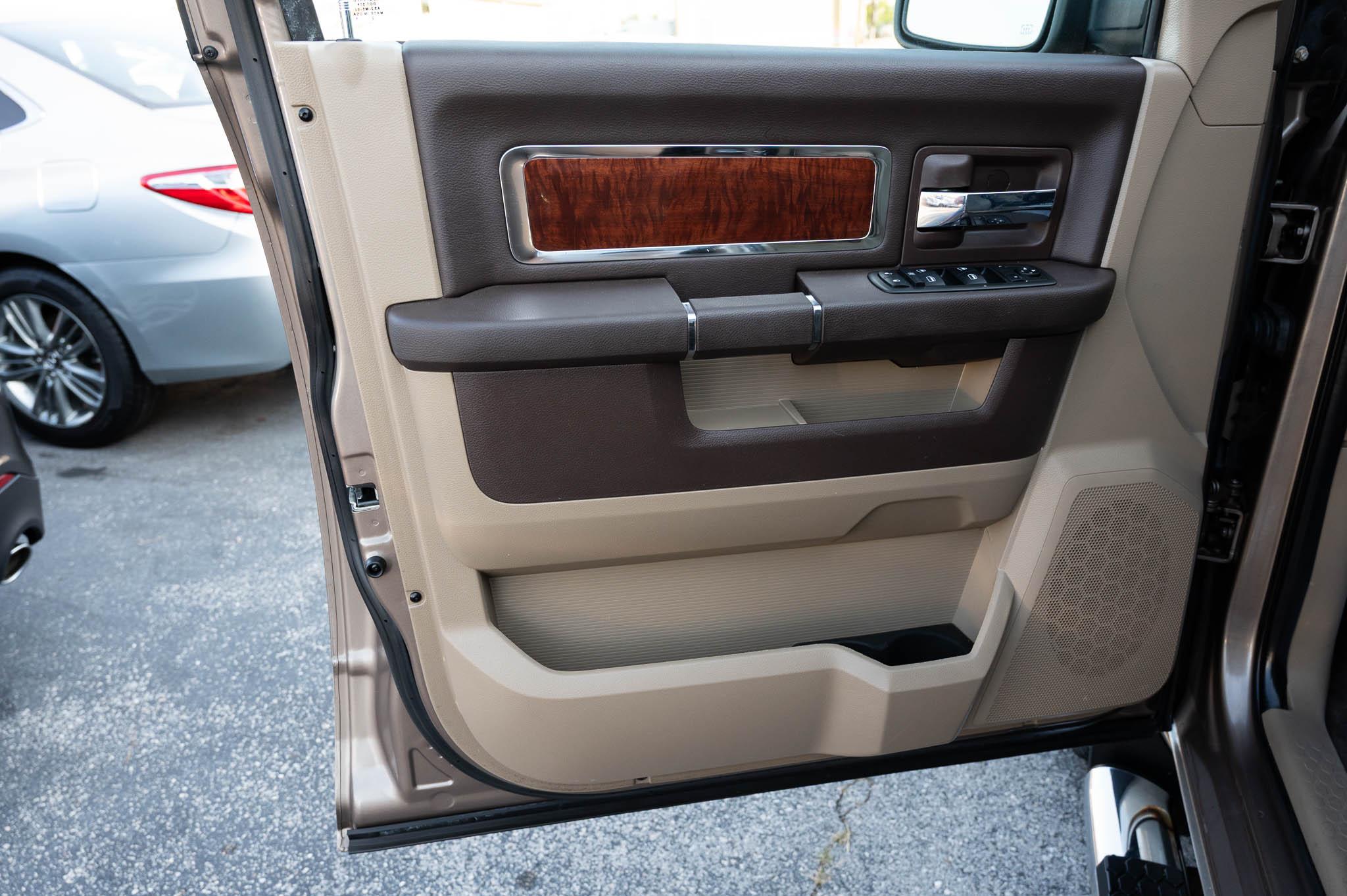 RAM 1500 4WD Crew Cab 149" Laramie 2010