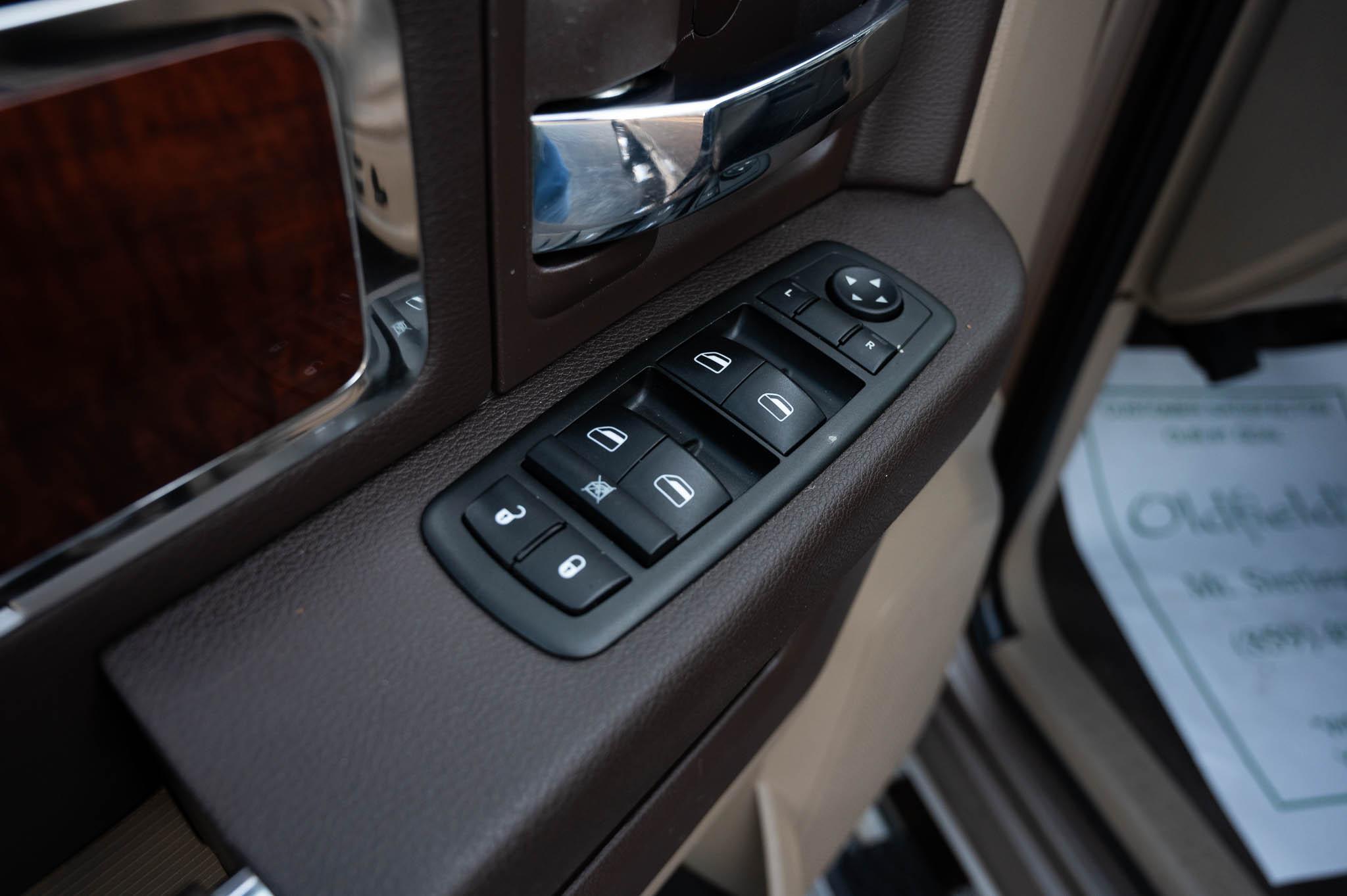 RAM 1500 4WD Crew Cab 149" Laramie 2010