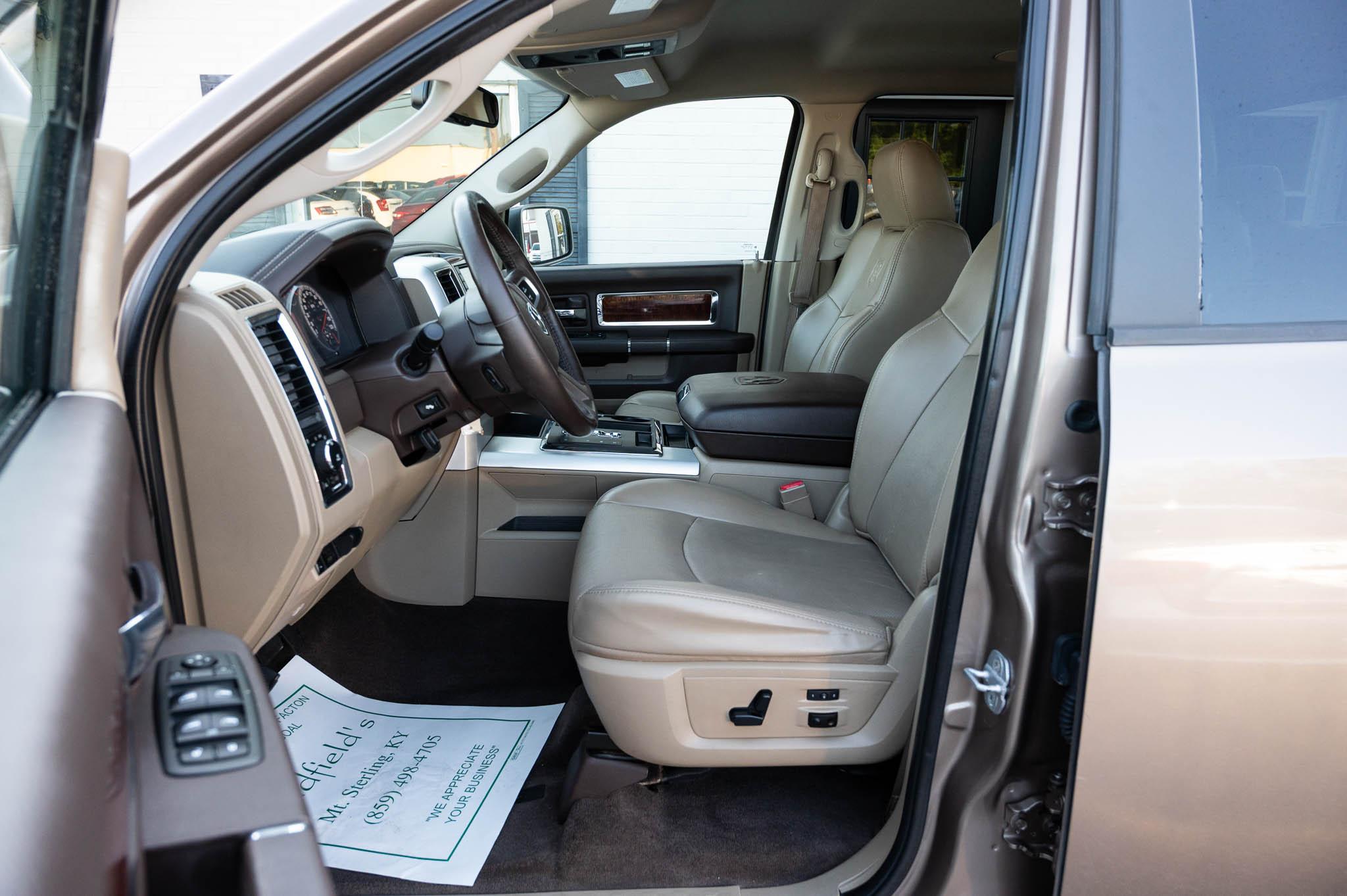 RAM 1500 4WD Crew Cab 149" Laramie 2010