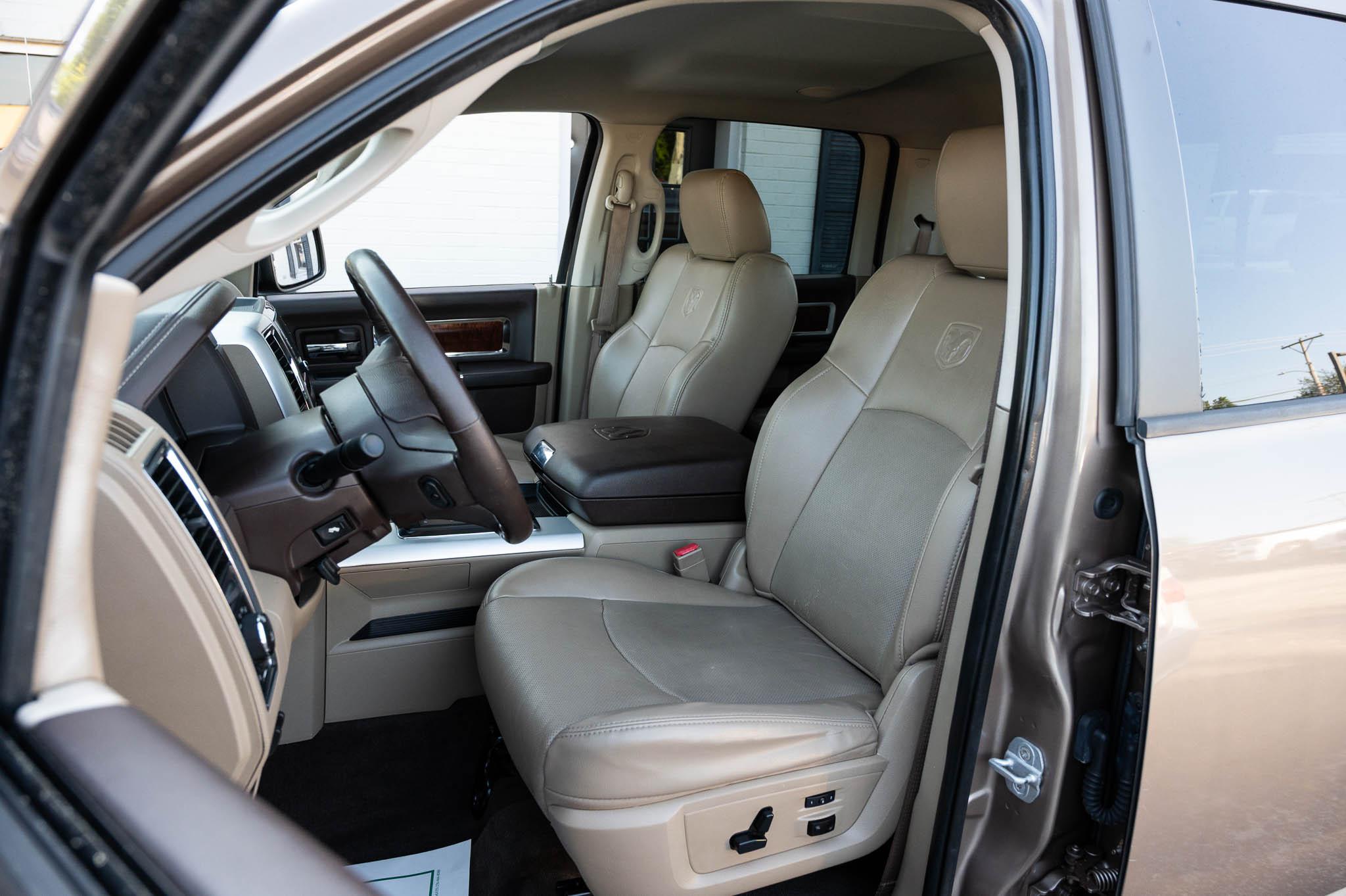 RAM 1500 4WD Crew Cab 149" Laramie 2010