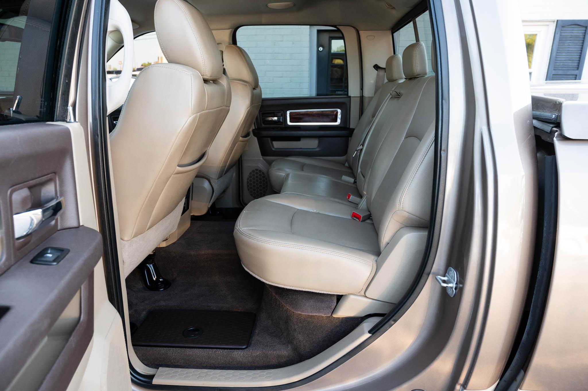 RAM 1500 4WD Crew Cab 149" Laramie 2010