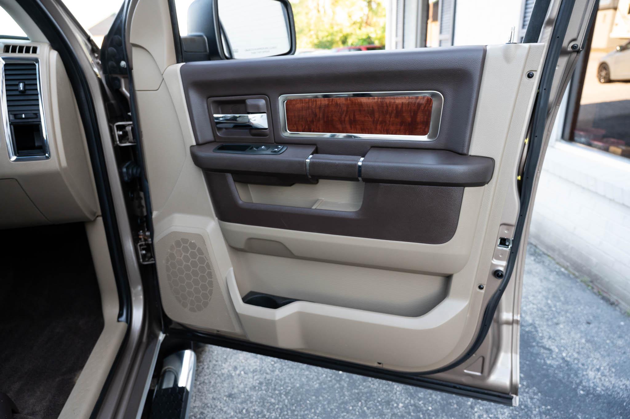 RAM 1500 4WD Crew Cab 149" Laramie 2010
