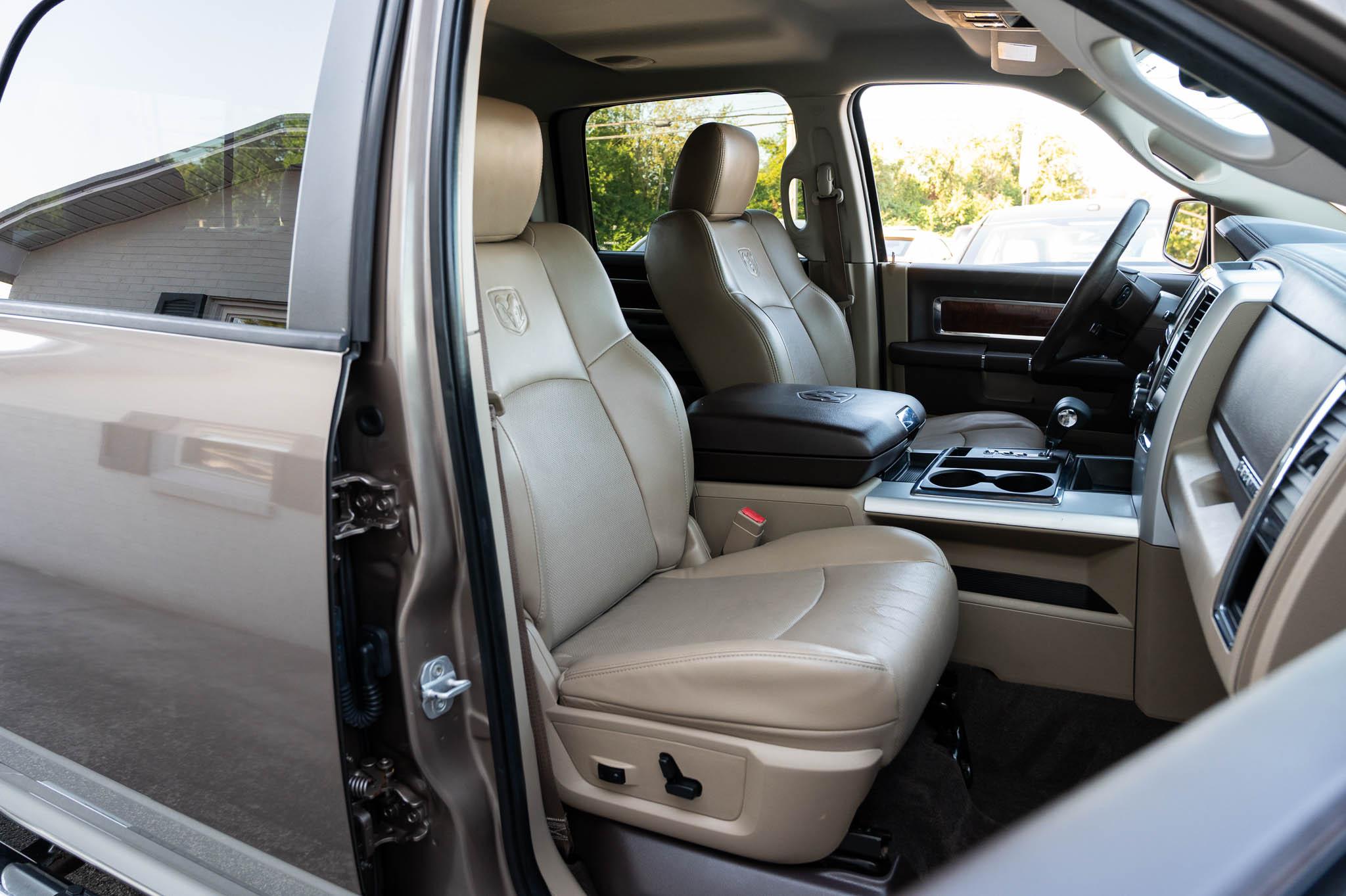 RAM 1500 4WD Crew Cab 149" Laramie 2010