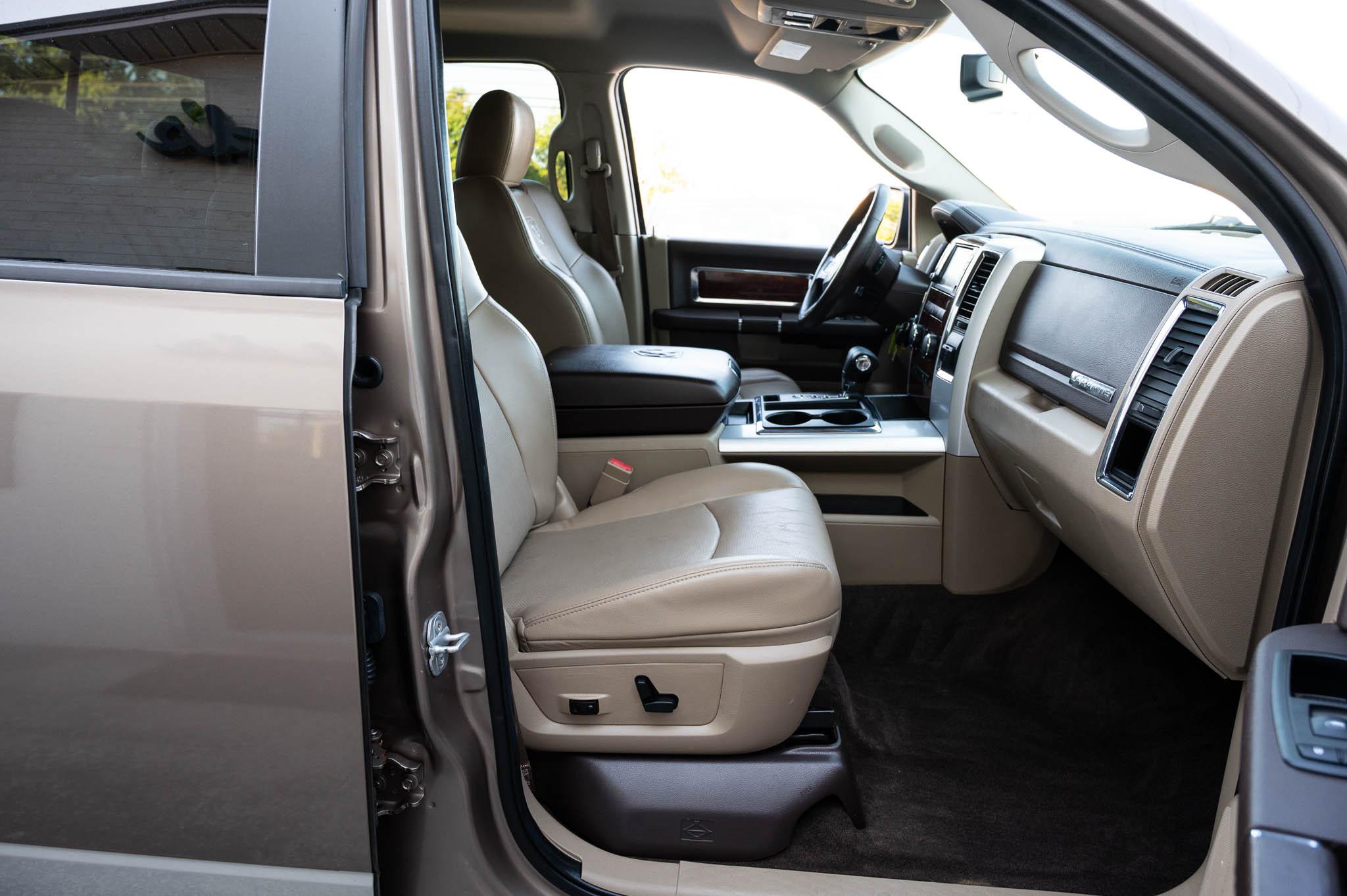 RAM 1500 4WD Crew Cab 149" Laramie 2010