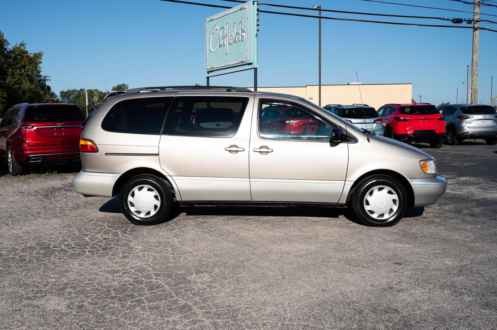 Toyota Sienna LE 4-Door 2000