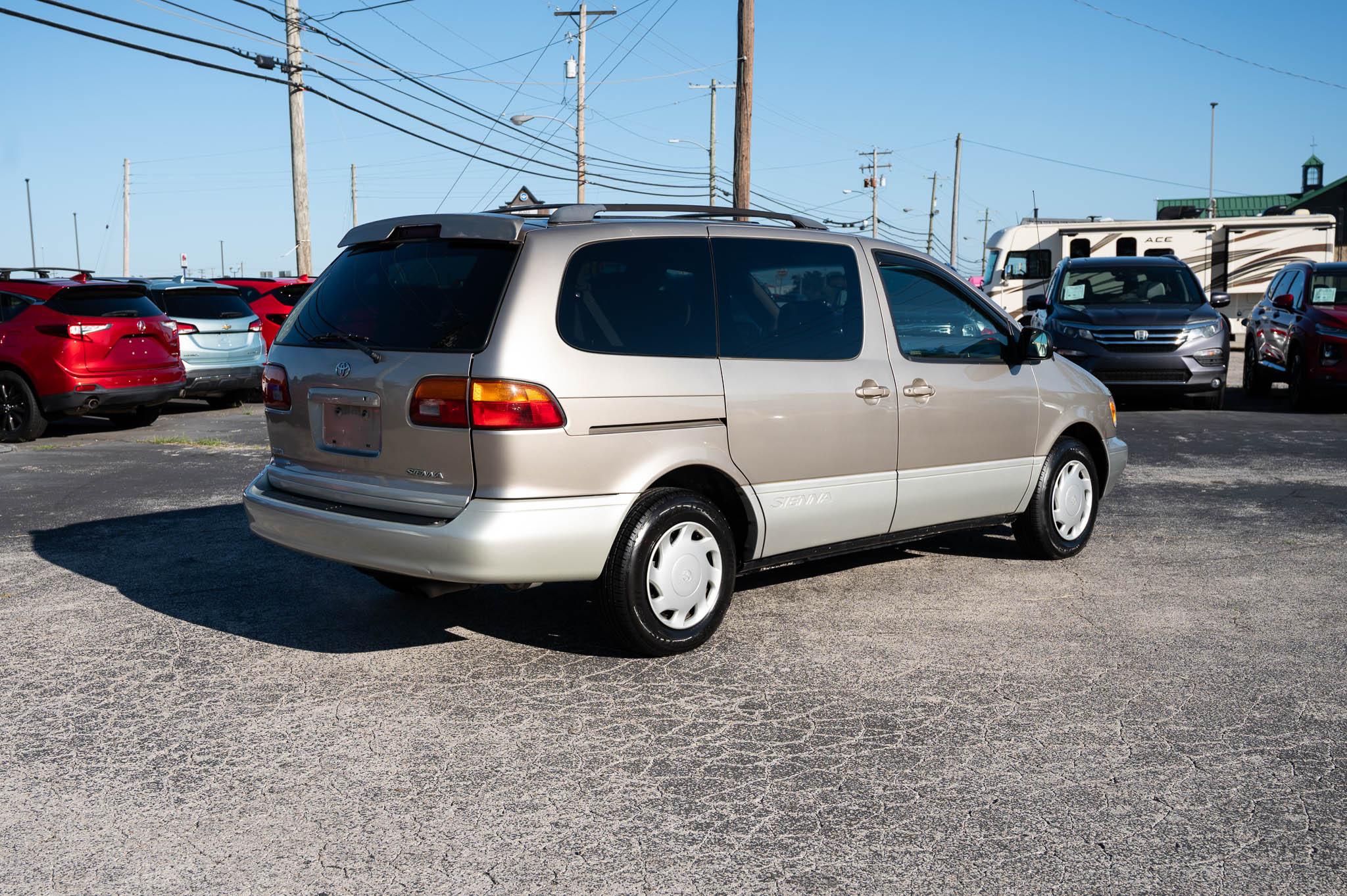 Toyota Sienna LE 4-Door 2000