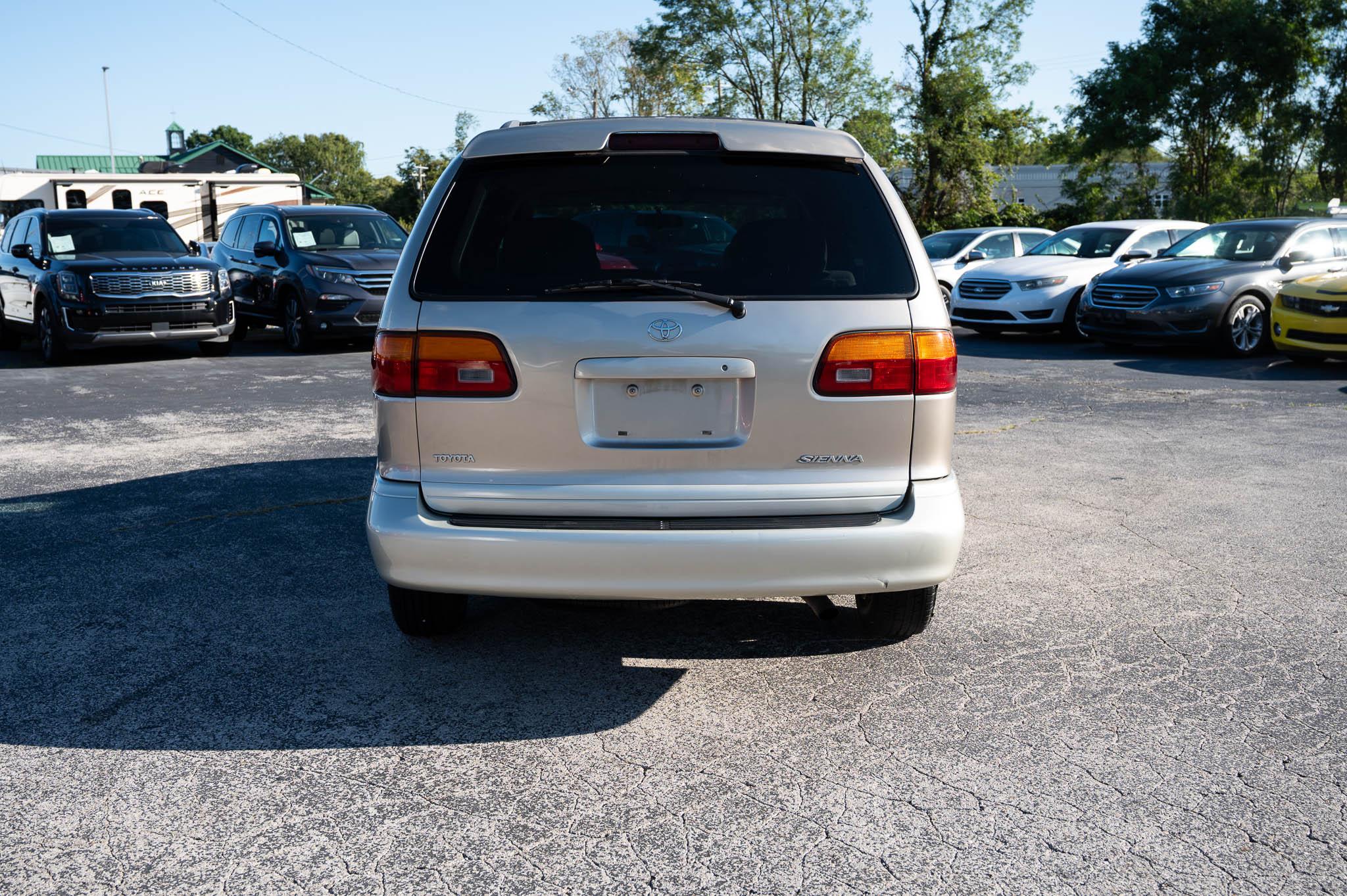 Toyota Sienna LE 4-Door 2000