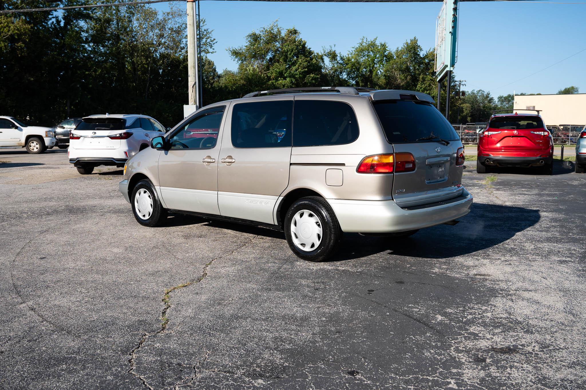 Toyota Sienna LE 4-Door 2000