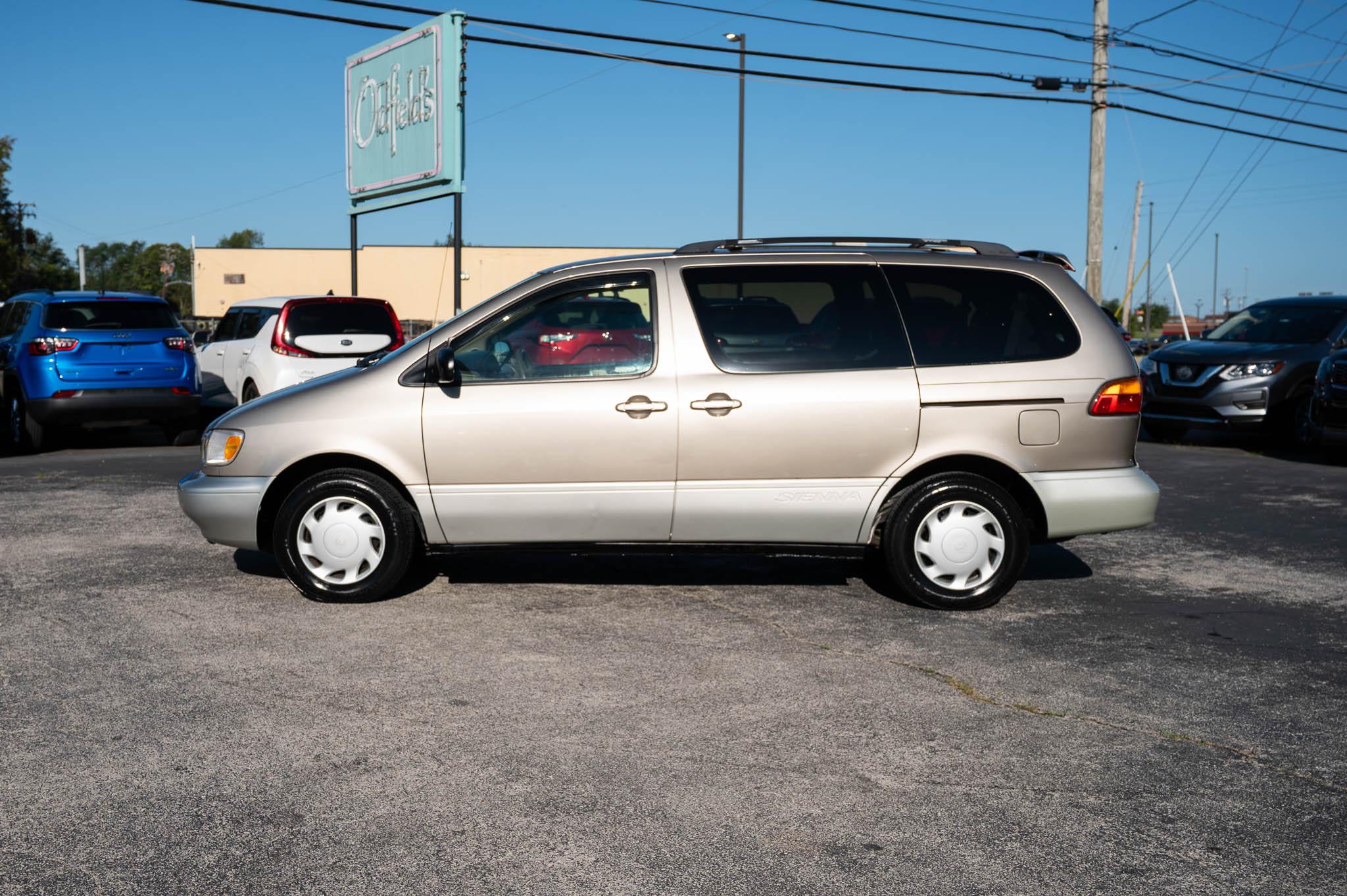 Toyota Sienna LE 4-Door 2000
