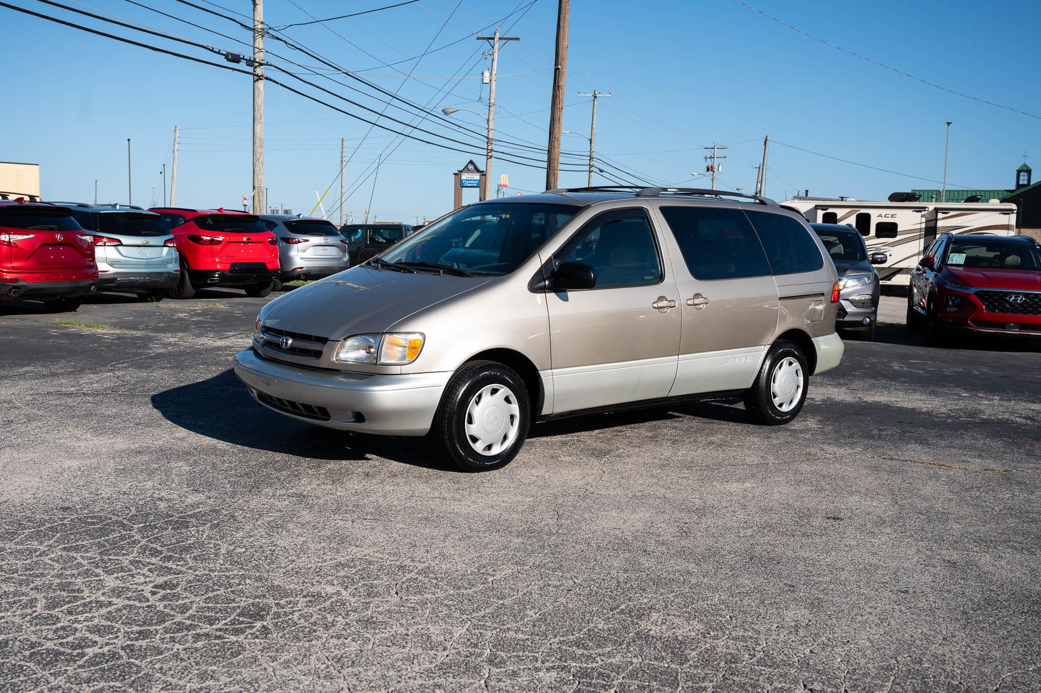 Toyota Sienna LE 4-Door 2000
