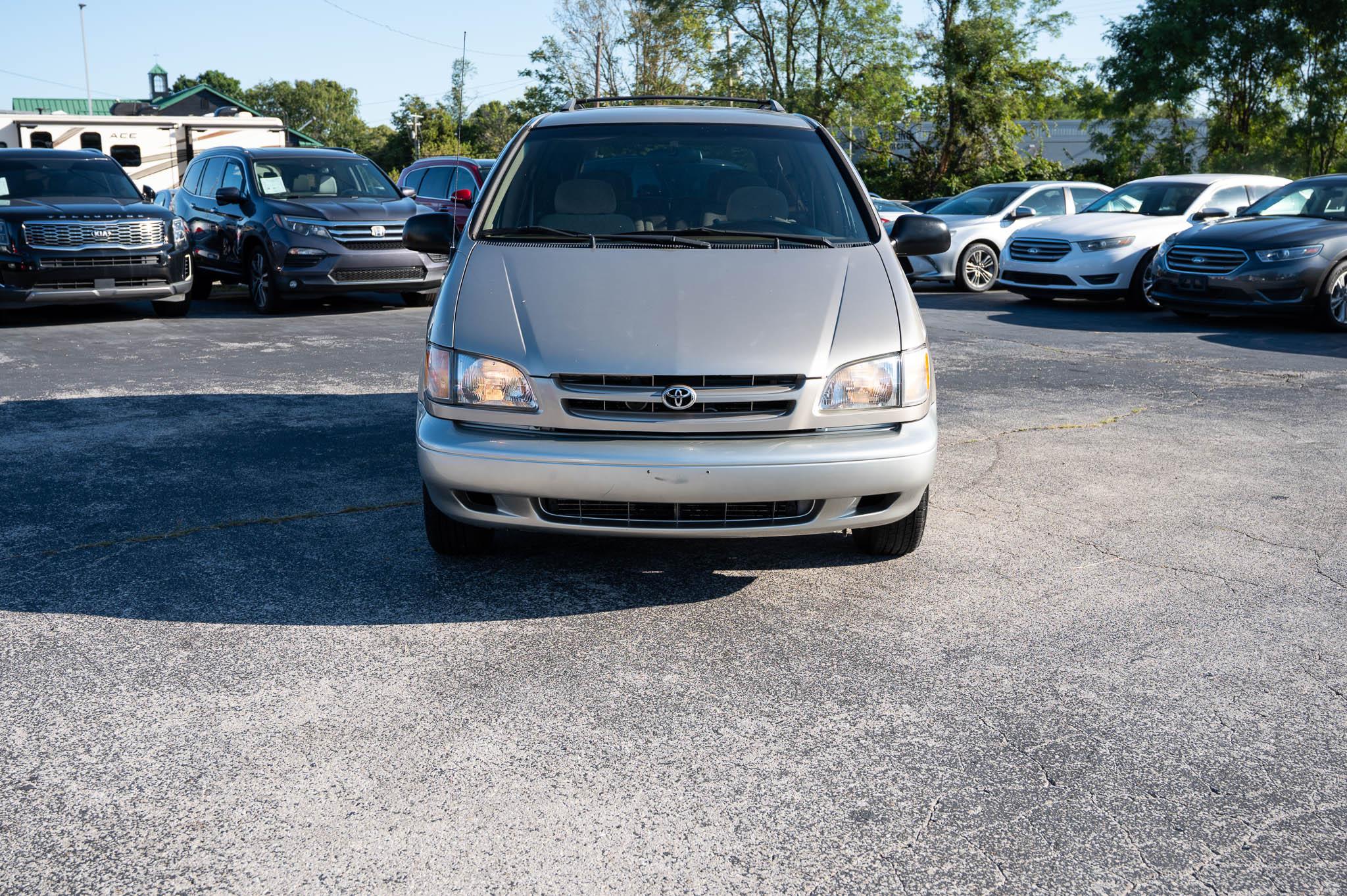 Toyota Sienna LE 4-Door 2000